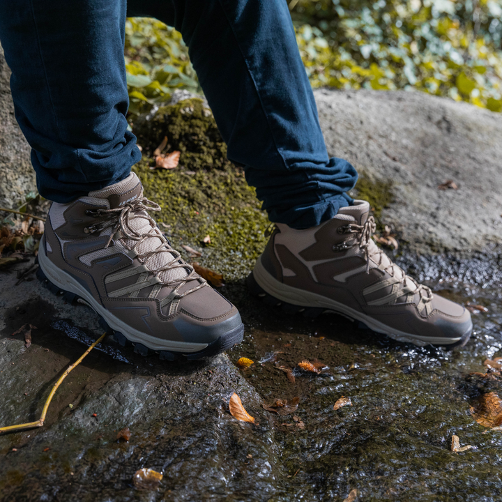 Leichte orthopädische Wanderschuhe für Damen mit abnehmbarem Riemen, rutschfester Sohle und wasserfester Oberfläche.