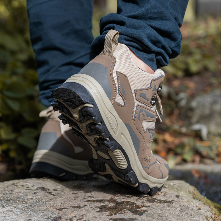 Leichte orthopädische Wanderschuhe für Damen mit abnehmbarem Riemen, rutschfester Sohle und wasserfester Oberfläche.