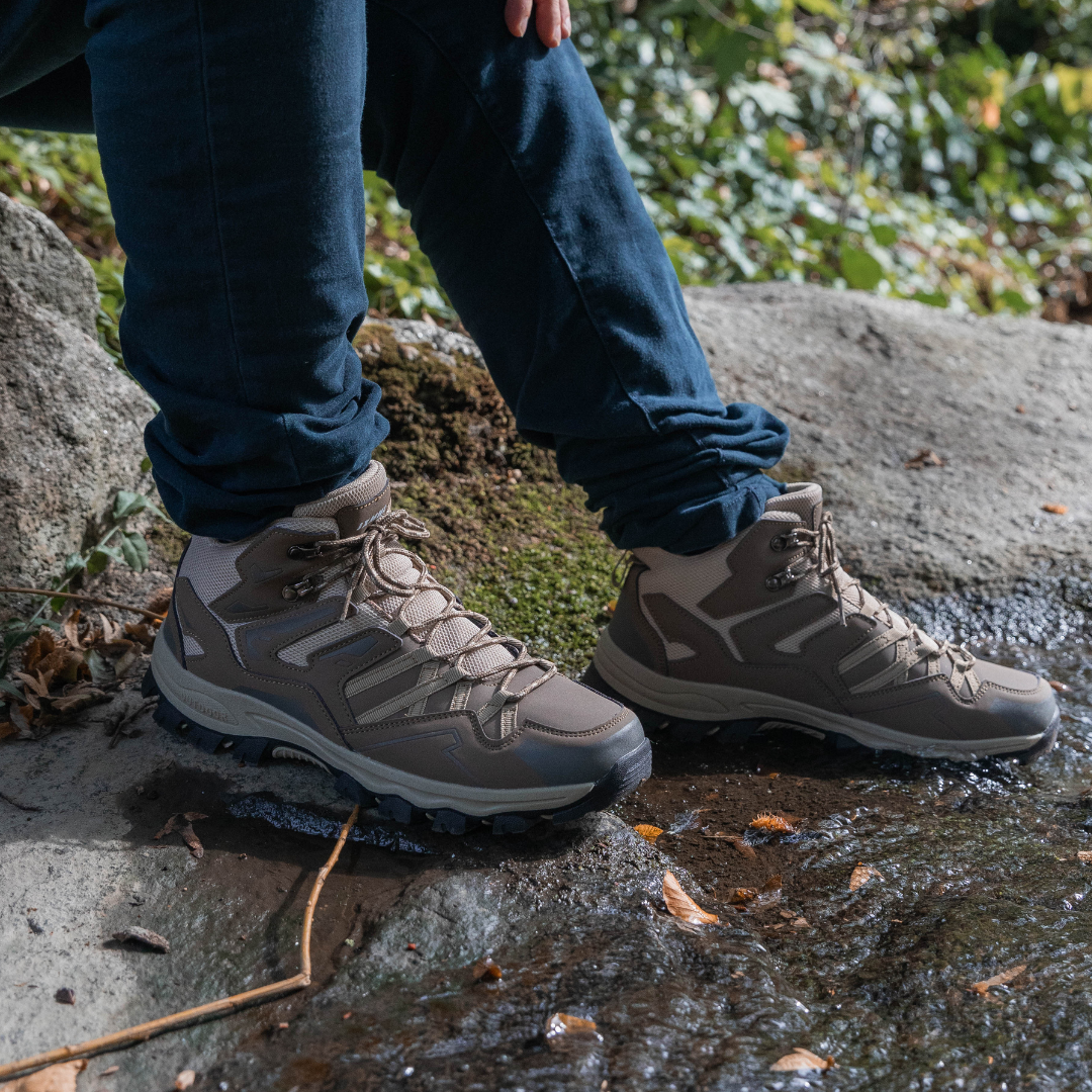 Leichte orthopädische Wanderschuhe für Damen mit abnehmbarem Riemen, rutschfester Sohle und wasserfester Oberfläche.