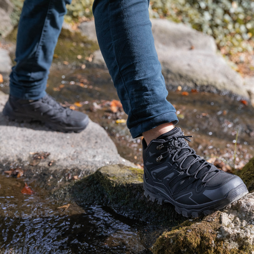 Leichte orthopädische Wanderschuhe für Damen mit abnehmbarem Riemen, rutschfester Sohle und wasserfester Oberfläche.