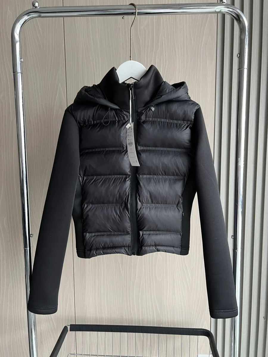 Komfortable Damen Sportjacke in Schwarz mit Kapuze; ultraleicht & warm für Activewear, Training & Outdoor.