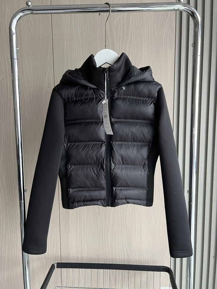 Komfortable Damen Sportjacke in Schwarz mit Kapuze; ultraleicht & warm für Activewear, Training & Outdoor.
