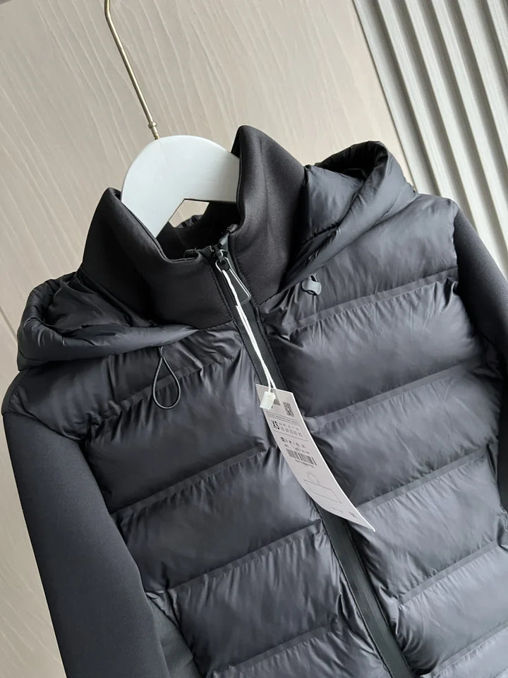 Vielseitige schwarze Damen Übergangsjacke mit Kapuze; ultraleicht & warm, perfekt für Outdoor & Sport.
