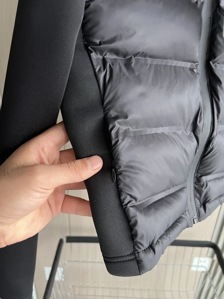 Damen Outdoor Jacke mit Kapuze in Schwarz; leichter & warmer Komfort für sportliche Aktivitäten & Alltag.