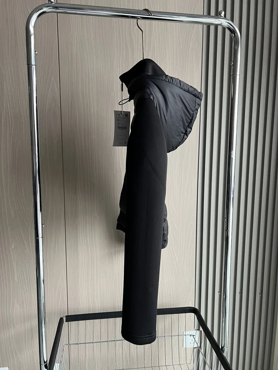 Moderne schwarze Damen Sportjacke mit Kapuze; ultraleicht & wärmend, ideal für einen aktiven, sportlichen Look.