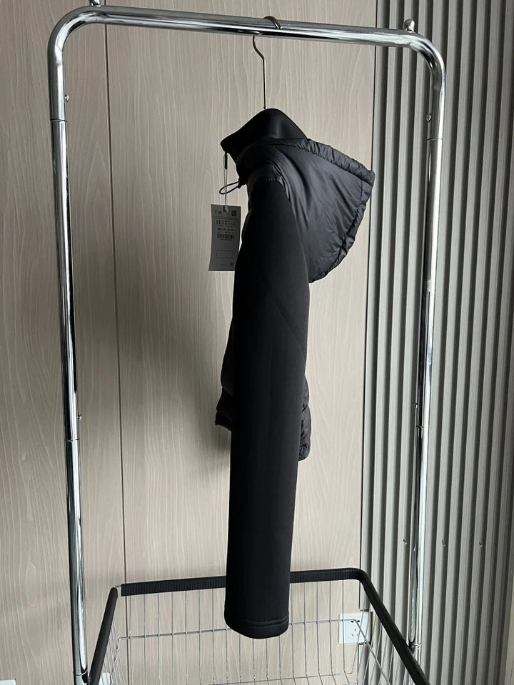 Moderne schwarze Damen Sportjacke mit Kapuze; ultraleicht & wärmend, ideal für einen aktiven, sportlichen Look.