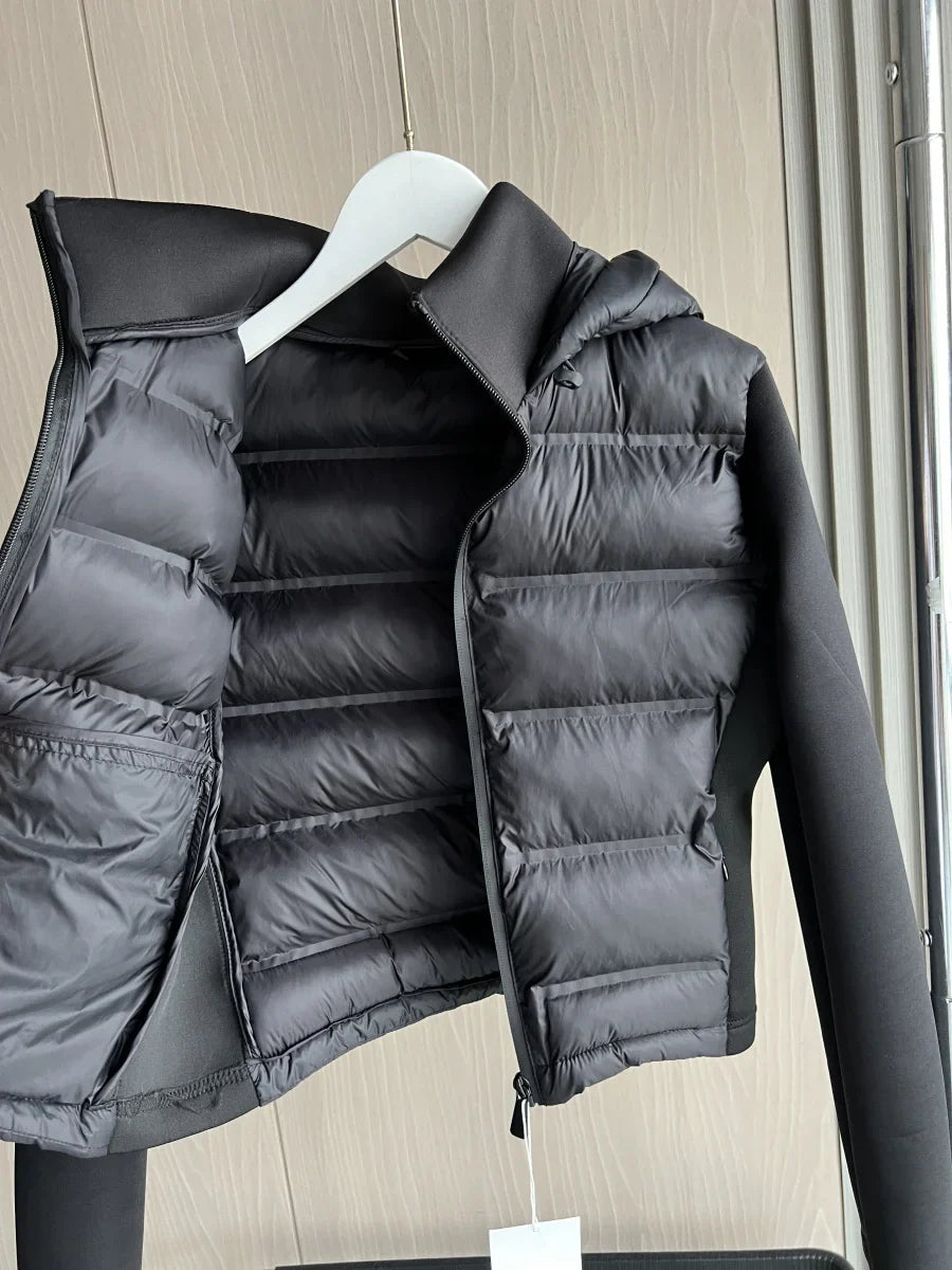 Praktische, ultraleichte Damen Kapuzenjacke in Schwarz; warm & bequem für Sport, Outdoor & Freizeit.