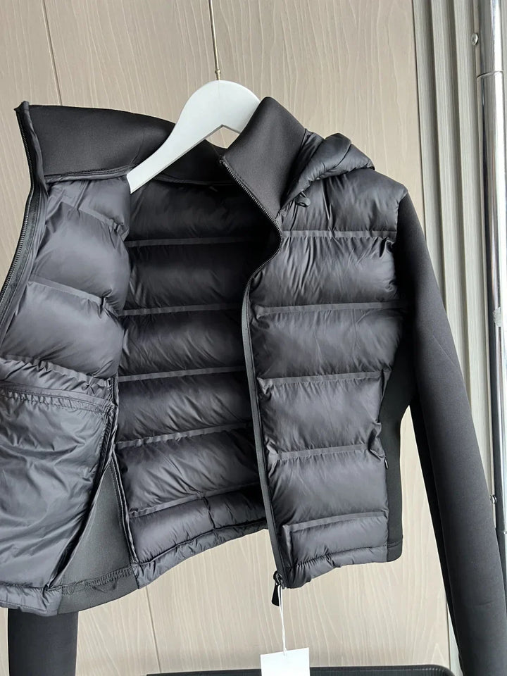 Praktische, ultraleichte Damen Kapuzenjacke in Schwarz; warm & bequem für Sport, Outdoor & Freizeit.