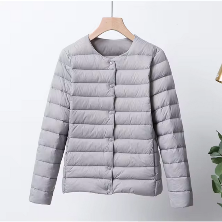 Frau trägt bequeme, leichte Damen-Steppjacke. Kurz geschnitten, warm & modisch für Frühling, Herbst & Freizeit.