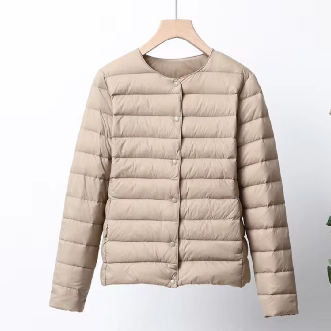 Nahaufnahme der leichten Damen-Steppjacke. Detail des Steppmusters, Reißverschluss & kurzer Schnitt für Alltag.