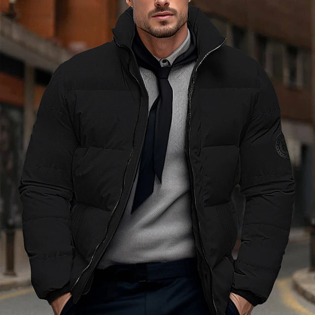 Moderne, leichte Herren Steppjacke mit hohem Kragen, vielseitig einsetzbar für Alltag und elegante Outfits.
