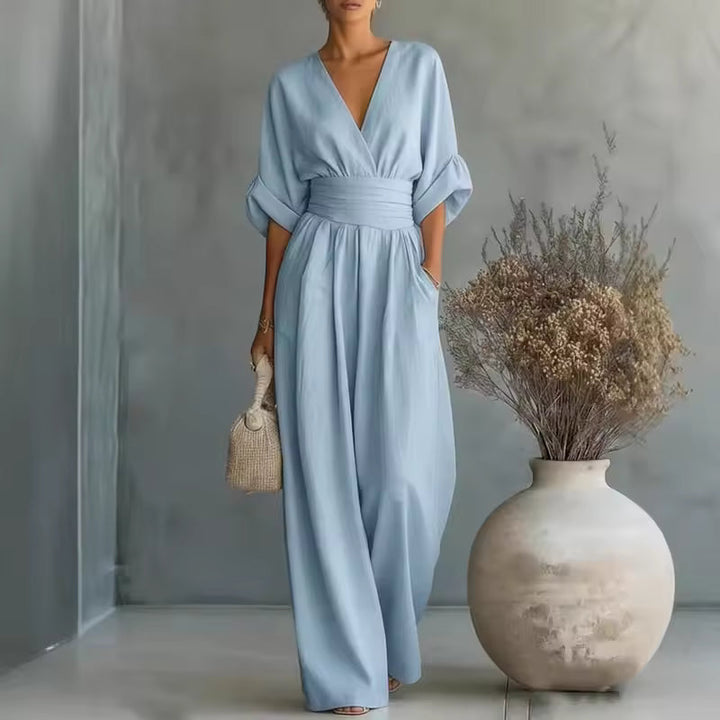 Damen Jumpsuit in Hellblau mit tiefem V-Ausschnitt und weitem Bein für einen eleganten Auftritt.