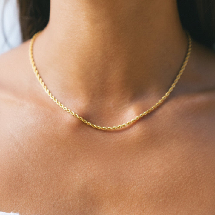 Vollständige Ansicht der goldenen Kordelkette als Accessoire