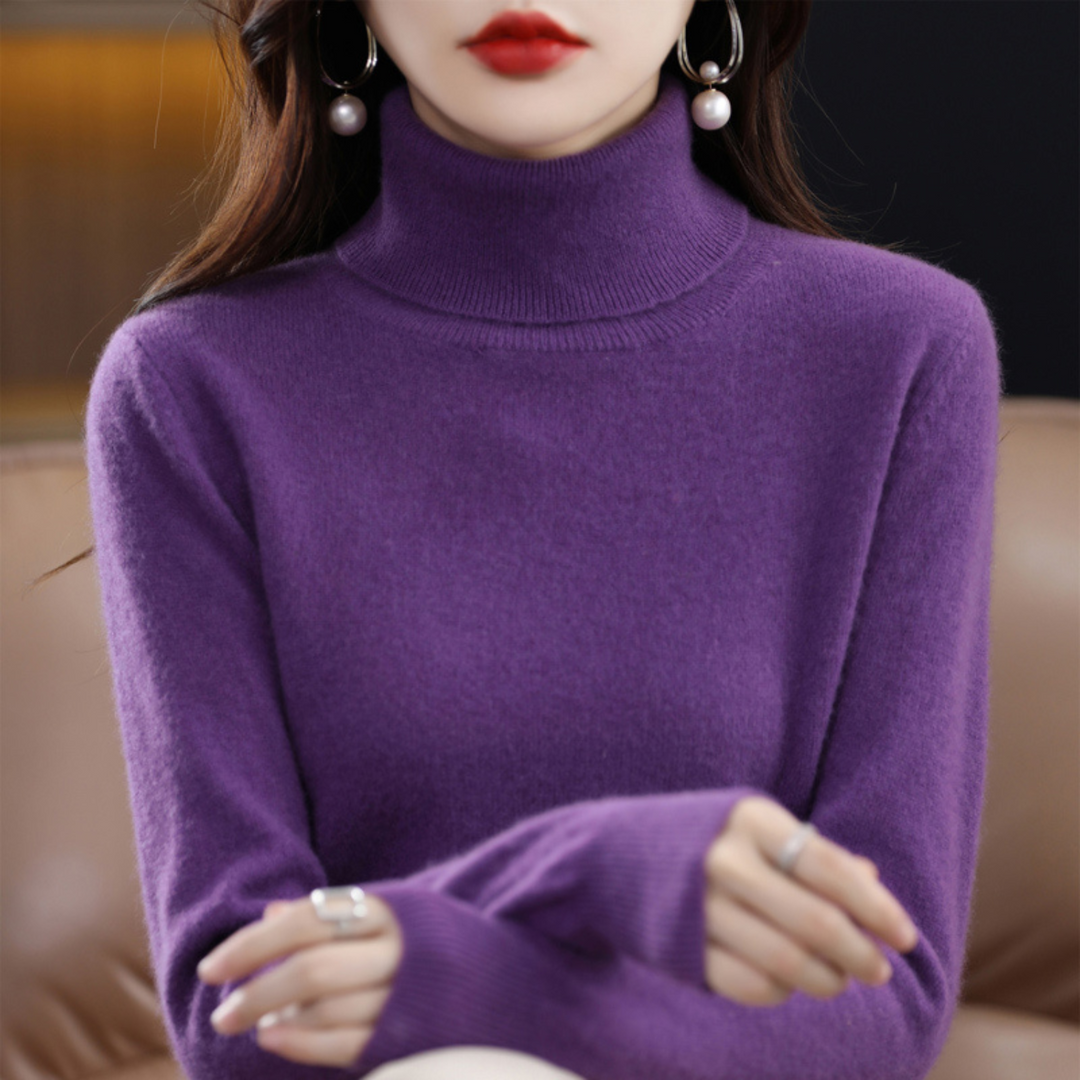 Frau in lila Rollkragenpullover aus Kaschmir, elegante Perlenohrringe, Modeaccessoires.