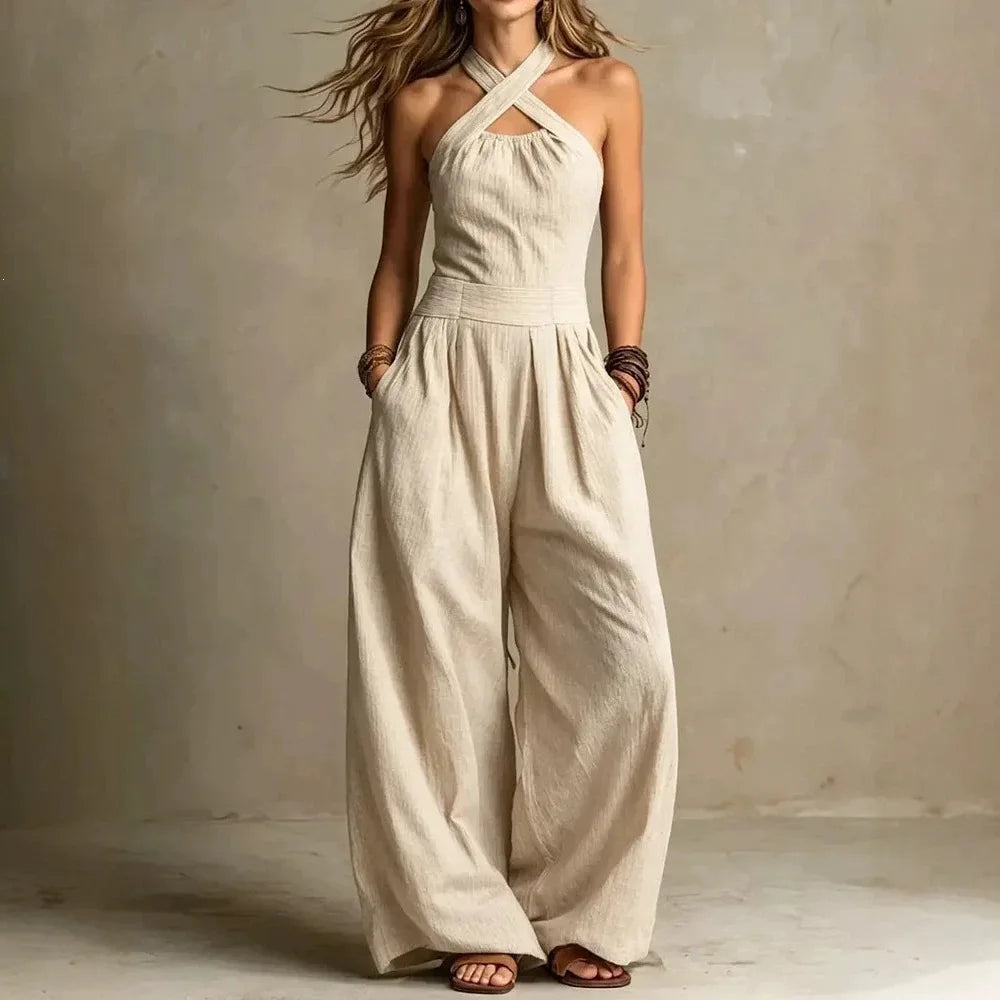 Stilvoller Damen Halterneck Jumpsuit in Champagner mit weitem Bein. Ideal für Sommer-Events und Freizeit.