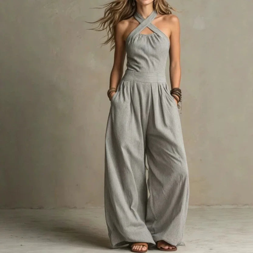 Moderner Damen Overall in Anthrazit. Halterneck und weites Bein bieten Komfort und Eleganz für den Sommer.