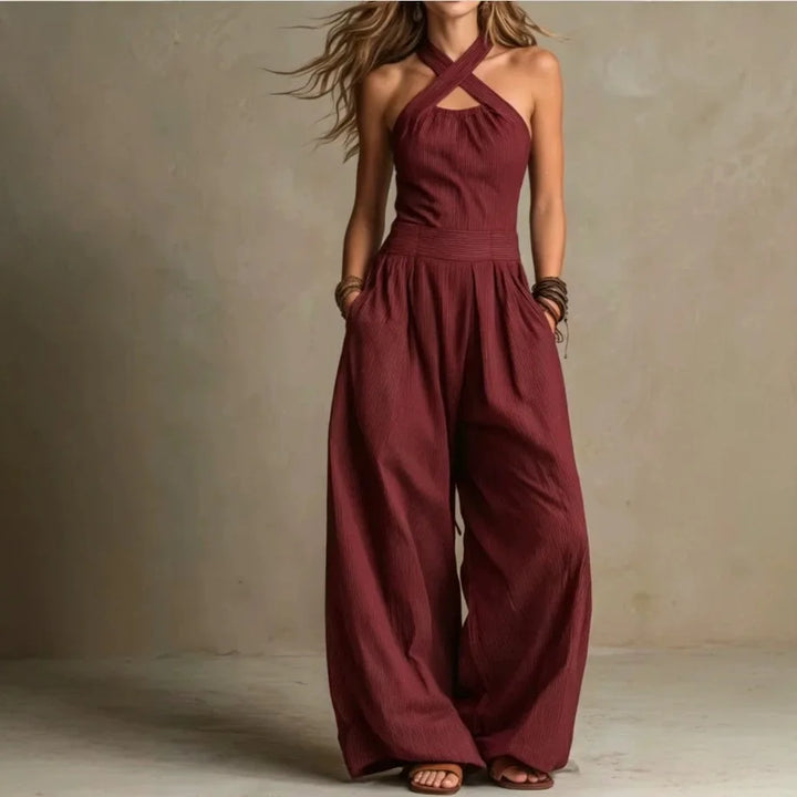 Marineblauer Damen Jumpsuit mit elegantem Halterneck und weitem Bein. Vielseitig für festliche Anlässe.