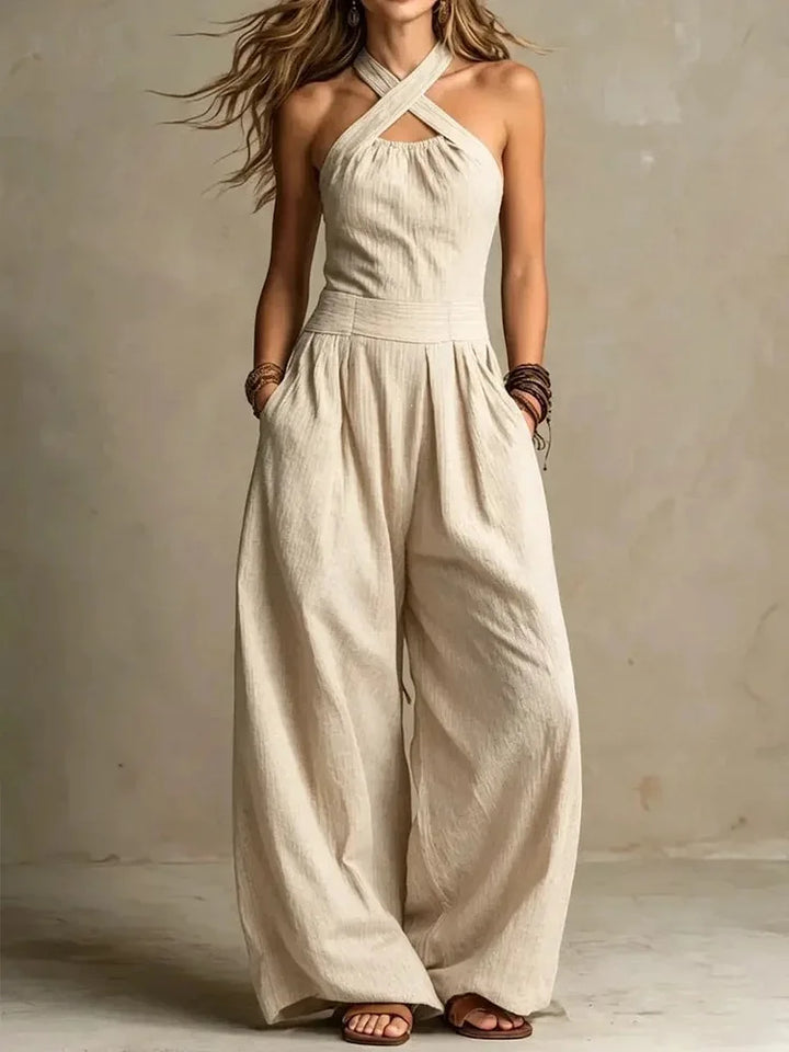 Stilvoller Damen Overall mit Halterneck und weitem Bein, ideal für elegante Freizeit-Looks im Sommer.
