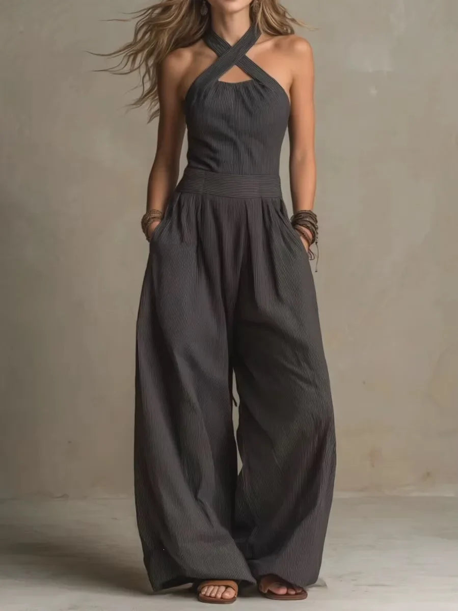 Damen Halterneck Jumpsuit mit modischem weitem Bein. Komfortabler Sommer-Overall, auch für Anlässe.