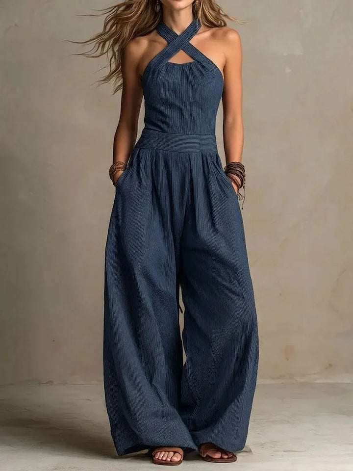 Ganzkörperansicht des eleganten Damen Jumpsuits mit Halterneck und weitem Bein für den Sommer.