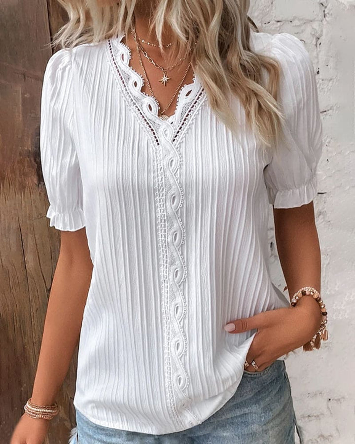 Detailansicht der weissen Damen Bluse mit strukturierter Oberfläche und gerafften Kurzärmeln.