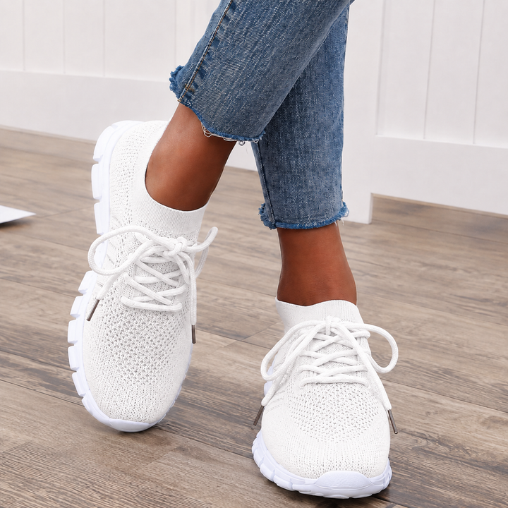 Detailansicht der flexiblen Sohle und Schnürung der Livia Sneaker