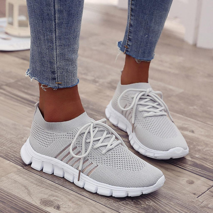 Komfortabler grauer Damen Sneaker Livia am Fuß, lässiger Stil