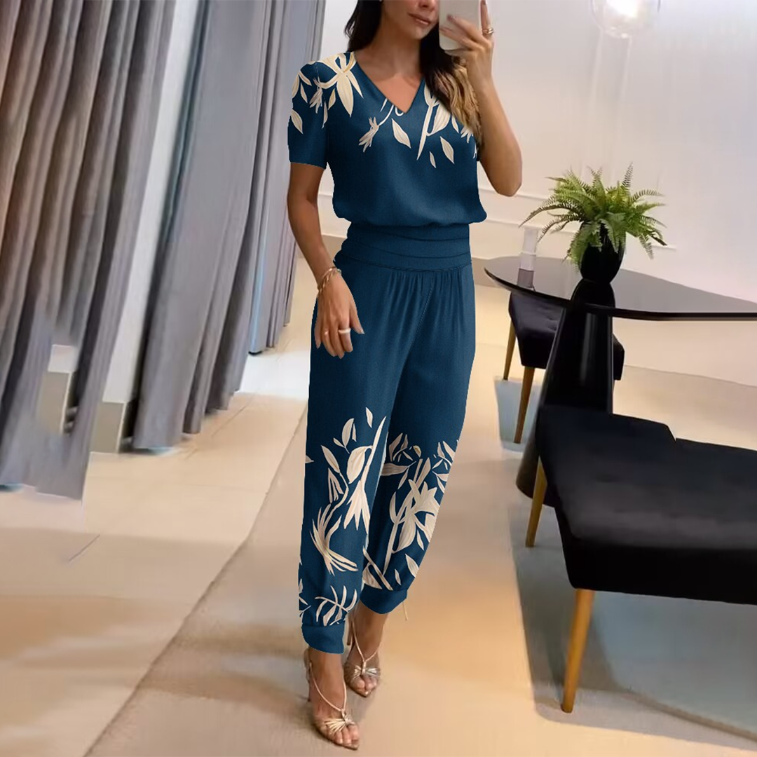 Eleganter Damen Overall mit auffälligem Print. Locker geschnittener Sommer-Jumpsuit, perfekt für Freizeit & Anlässe.