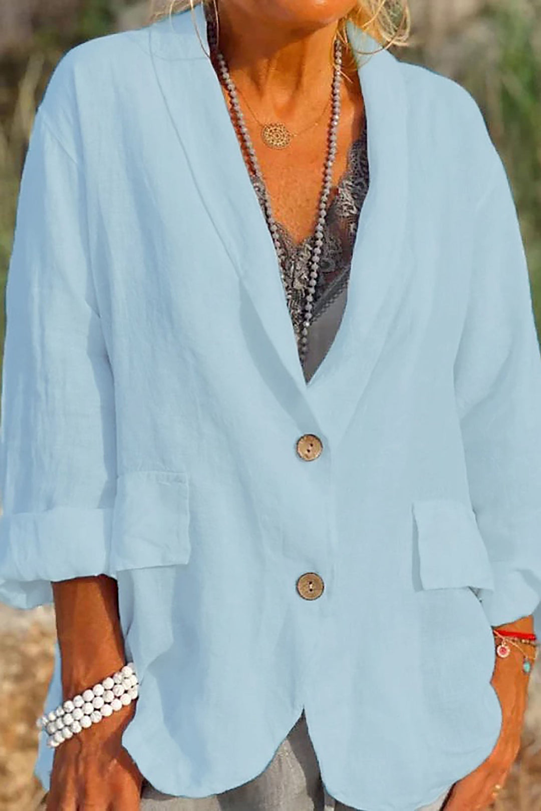 Luftige Damen-Leinenjacke für den Sommer mit Knopfleiste, Vorderansicht, in hellem Beige, ideal für elegante Looks.