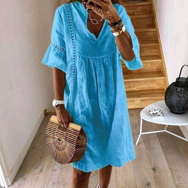 Elegantes Damen Shift-Kleid im Boho-Stil mit feinen Spitzendetails, V-Ausschnitt und luftigen Flatterärmeln.