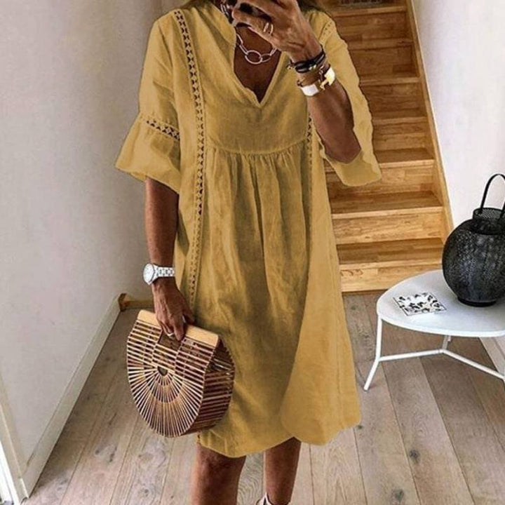 Stilvolles Damen Boho-Sommerkleid mit zarten Spitzendetails, V-Ausschnitt und weiten Flatterärmeln.