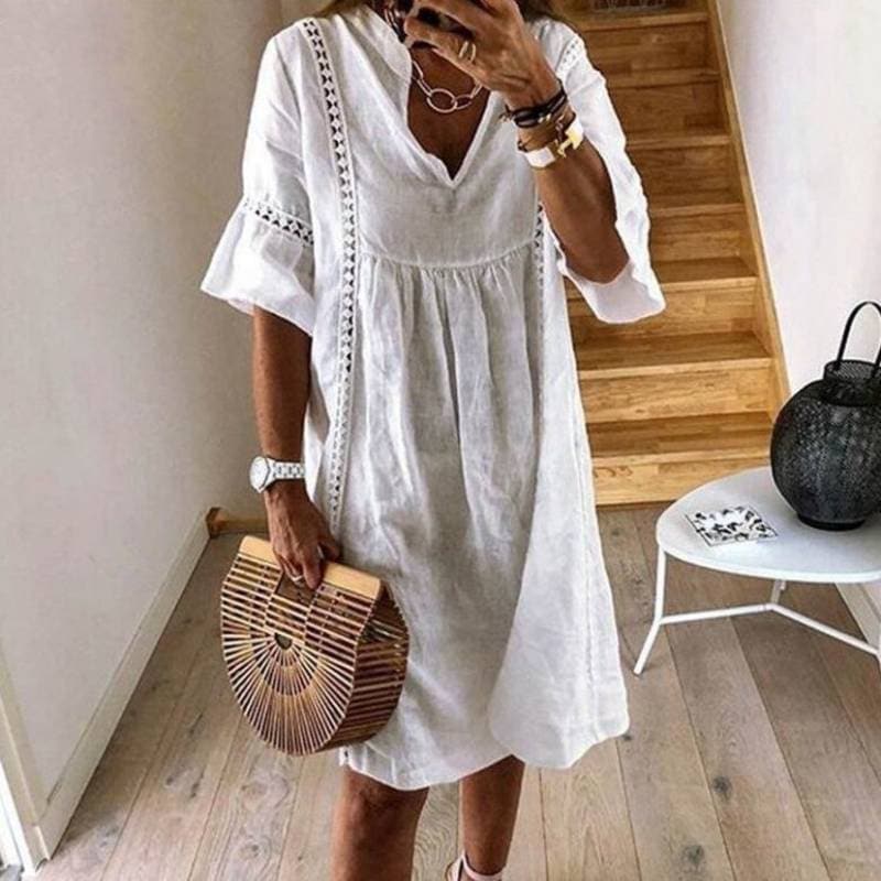 Casual-elegantes Damen Boho-Kleid mit Spitzendetails, V-Ausschnitt und Flatterärmeln, ideal für den Sommer.