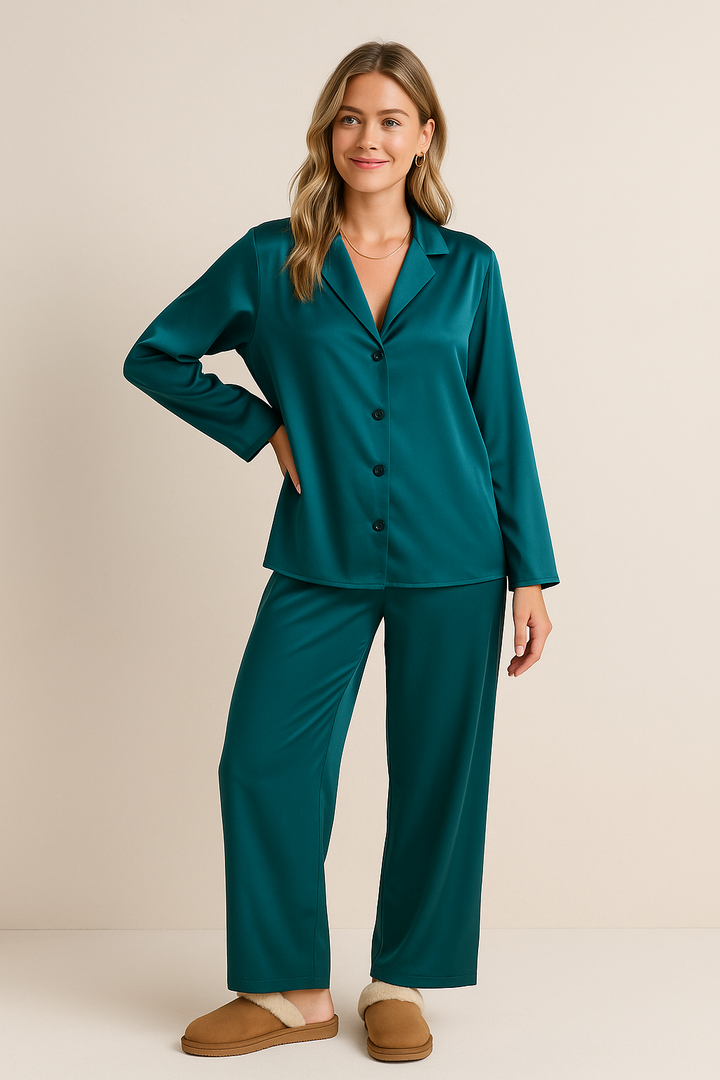 Luxuriöses Damen Pyjama Set, zweiteilig, weich & bequem für entspannte Nächte und erholsamen Schlaf.