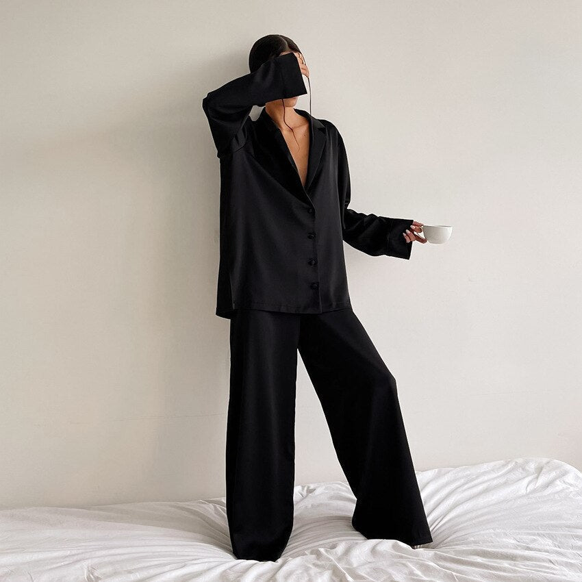 Elegantes Schlafanzug Set für Damen, bequem & luxuriös, ideal als weiche Nachtwäsche und Loungewear.