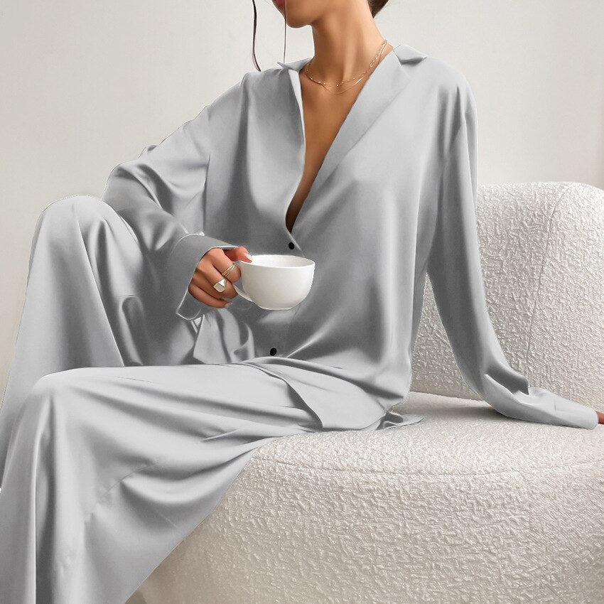 Komfortable Damen Nachtwäsche, luxuriöses Schlafanzug Set für erholsame Nächte, elegant und weich.