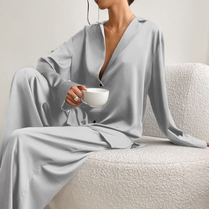 Komfortable Damen Nachtwäsche, luxuriöses Schlafanzug Set für erholsame Nächte, elegant und weich.