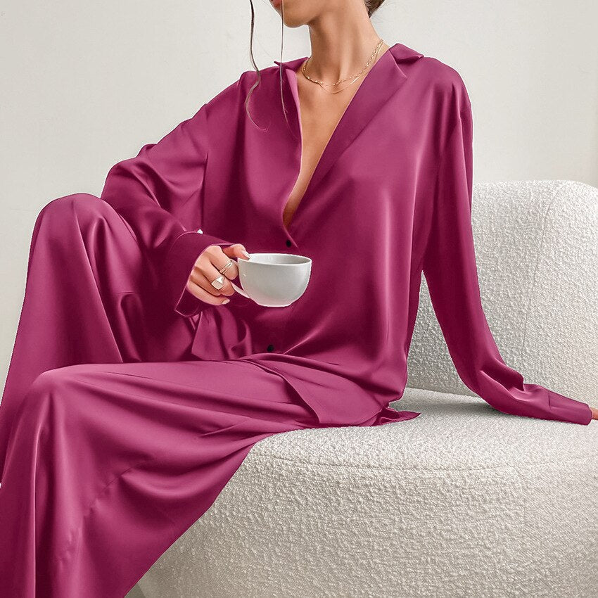 Luxuriöses & bequemes Damen Pyjama Set, weich, perfekt als Schlafanzug oder elegante Loungewear.