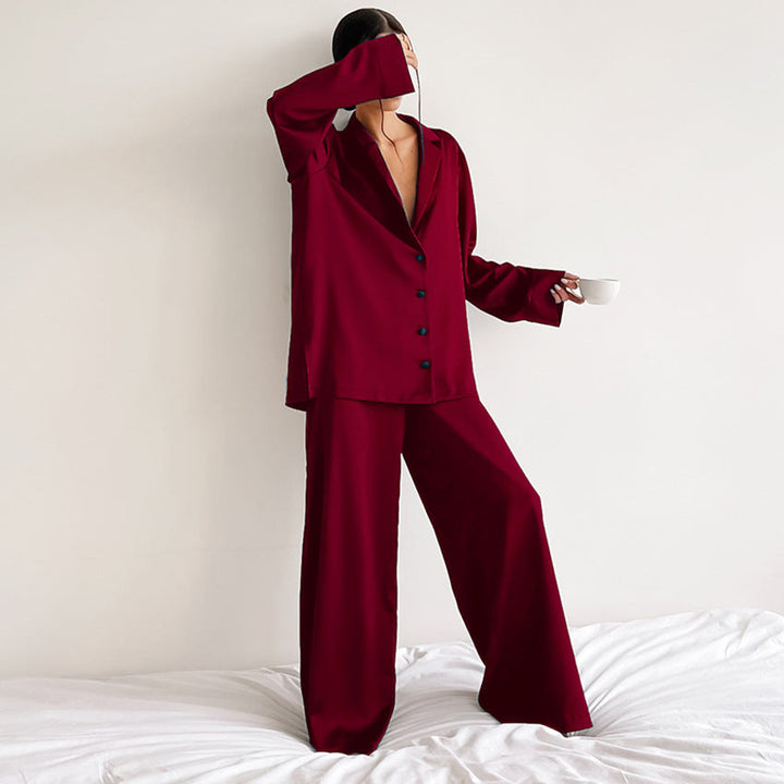Weiches Damen Pyjama Set aus luxuriösem Stoff, bequem für Schlaf und entspannte Abende zu Hause.