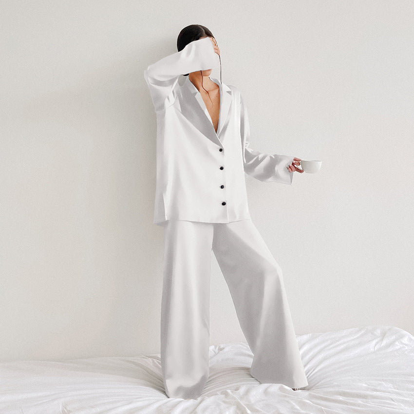 Zweiteiliger Damen Schlafanzug, elegant & bequem, ideal als luxuriöse Nachtwäsche für tiefe Entspannung.