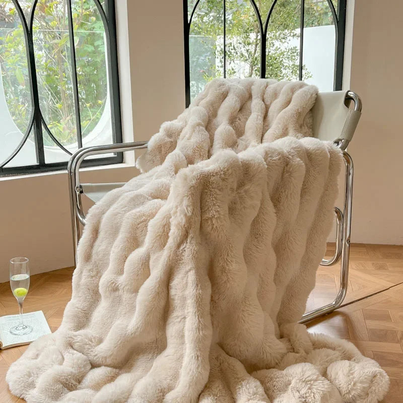 "Luxuriöse doppelseitige Kunstfelldecke, weiches flauschiges Design, perfekte Ergänzung für gemütliche Abende."