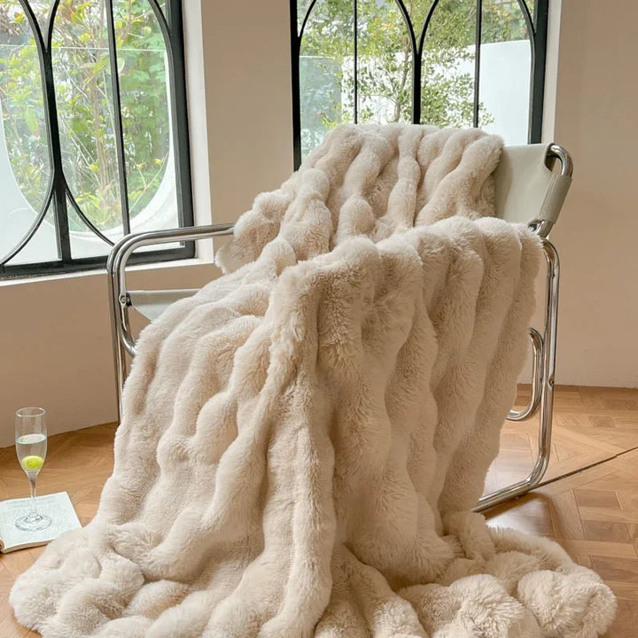 "Luxuriöse doppelseitige Kunstfelldecke, weiches flauschiges Design, perfekte Ergänzung für gemütliche Abende."