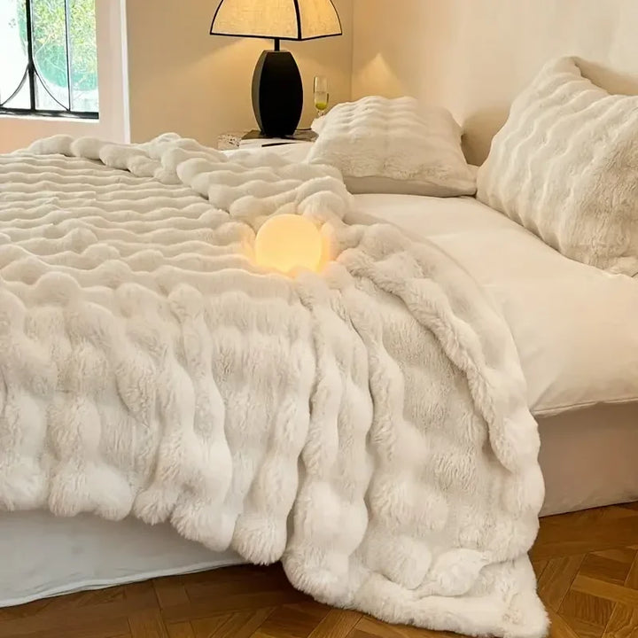 "Luxuriöse doppelseitige Kunstfelldecke, weiches flauschiges Design, perfekte Ergänzung für gemütliche Abende."