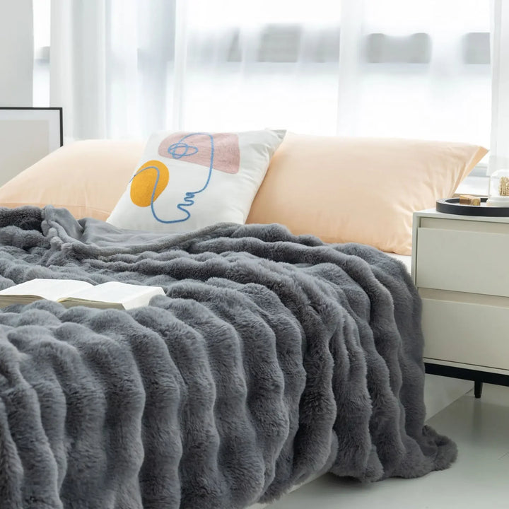 "Luxuriöse doppelseitige Kunstfelldecke, weiches flauschiges Design, perfekte Ergänzung für gemütliche Abende."