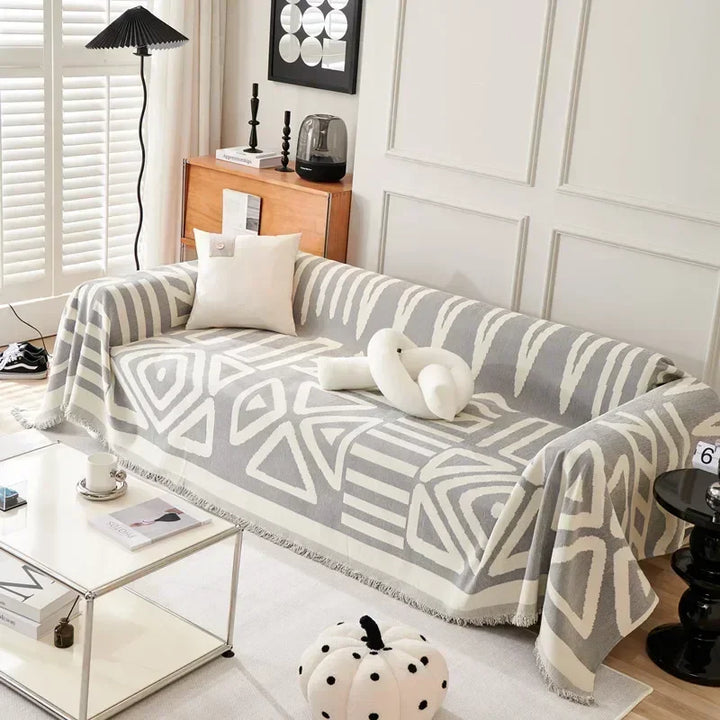 "Luxuriöse Sofadecke aus weichem Chenille mit eleganten Quasten in Boho-Chic-Design, ideal für stilvolles Wohndekor."