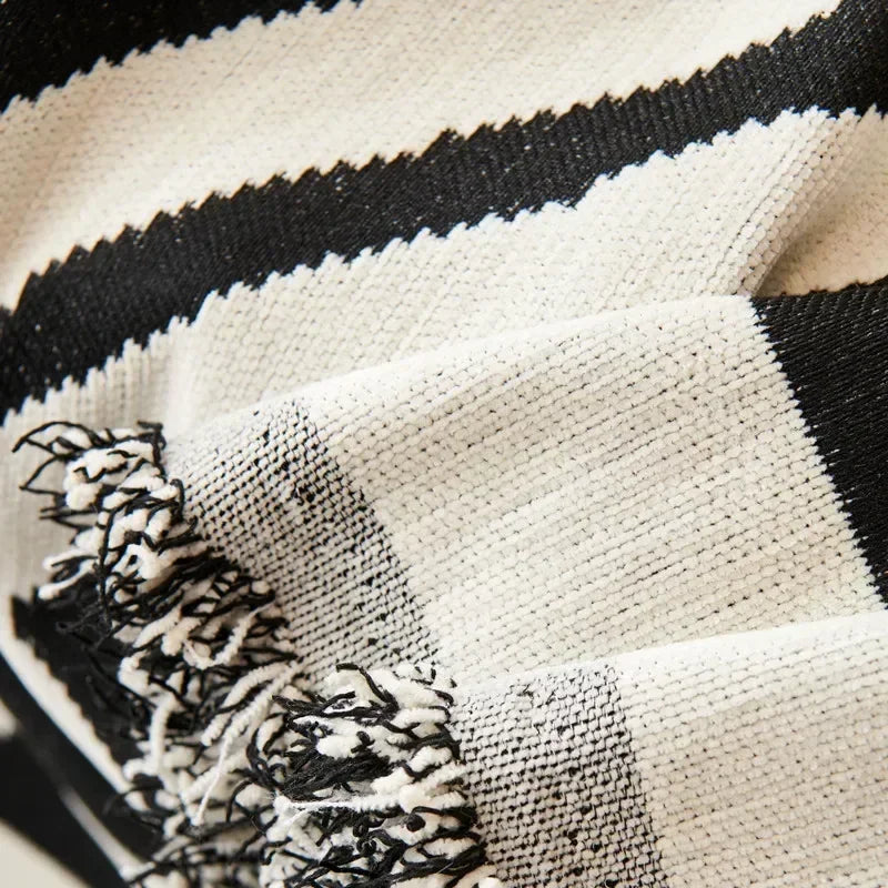 "Luxuriöse Sofadecke aus weichem Chenille mit eleganten Quasten in Boho-Chic-Design, ideal für stilvolles Wohndekor."