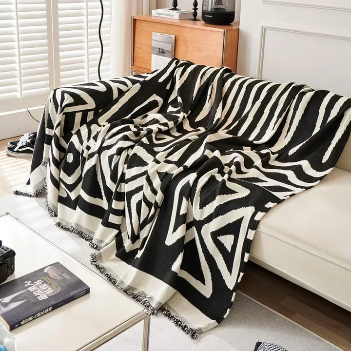 "Luxuriöse Sofadecke aus weichem Chenille mit eleganten Quasten in Boho-Chic-Design, ideal für stilvolles Wohndekor."