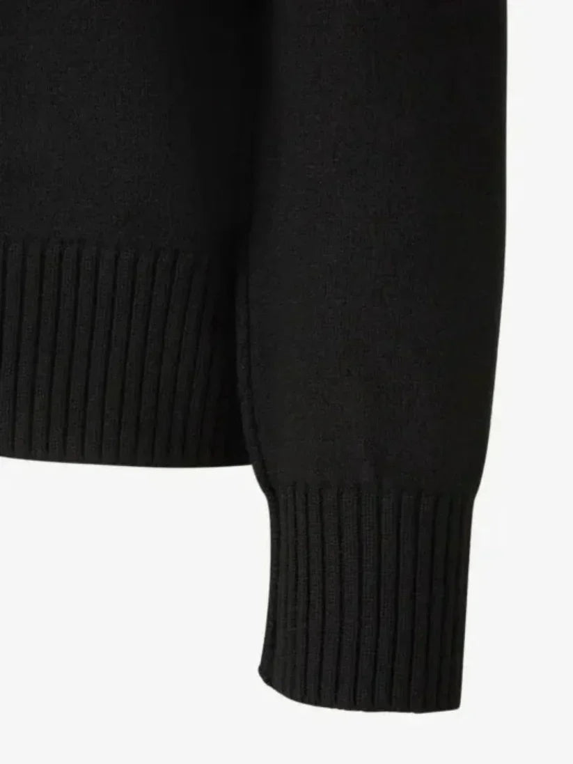 Luxus Unisex-Pullover in Grau mit Herz-Design aus 100% Wolle, edel und komfortabel, zentral platziertes ikonisches Herz.