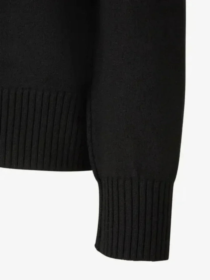 Luxus Unisex-Pullover in Grau mit Herz-Design aus 100% Wolle, edel und komfortabel, zentral platziertes ikonisches Herz.