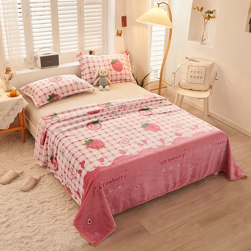 Weiche Flanell Kuscheldecke für Mädchen, mit verspieltem Erdbeer Muster. Ideal als gemütliche Bettwäsche.