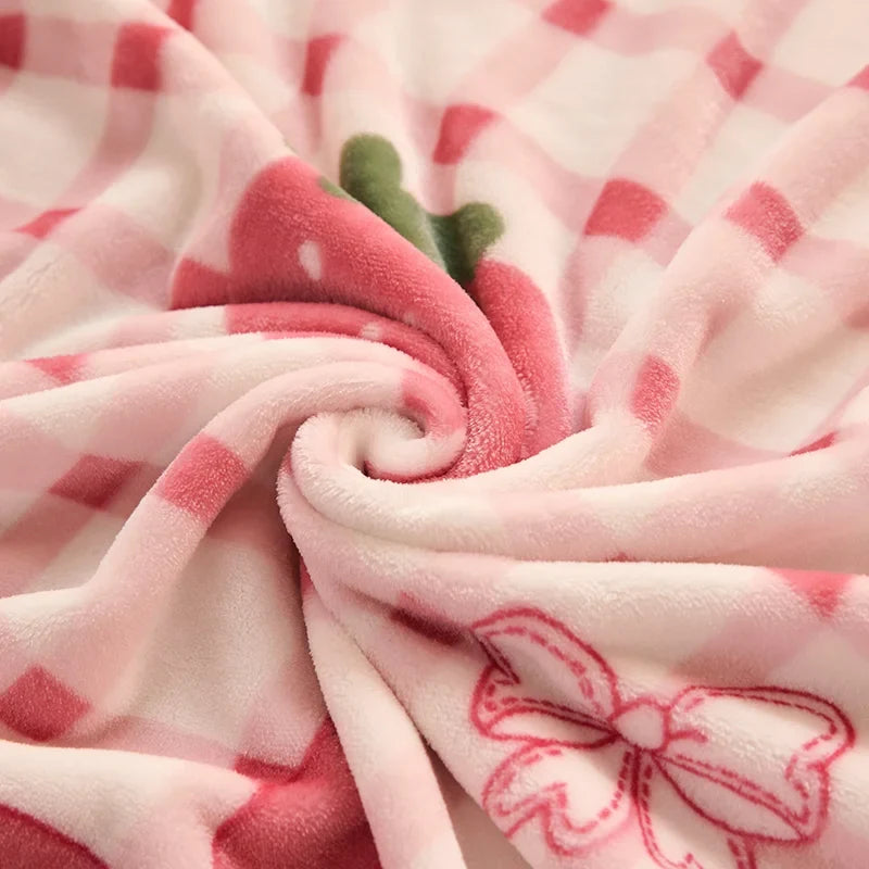 Gemütliche, pflegeleichte Flanell Decke für Mädchen mit niedlichem Erdbeer-Print. Ideale Kuscheldecke.